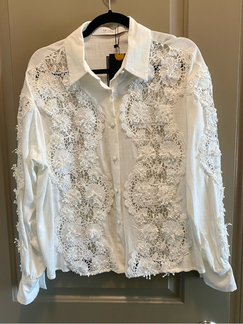 EB Lux100% Linen. NWT. Beautiful details. Covered buttons. Eyelet. Unique